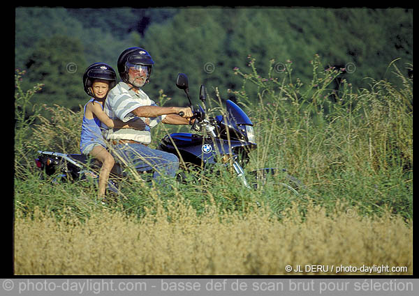 papy et enfant  moto - papy and child on motorcycle